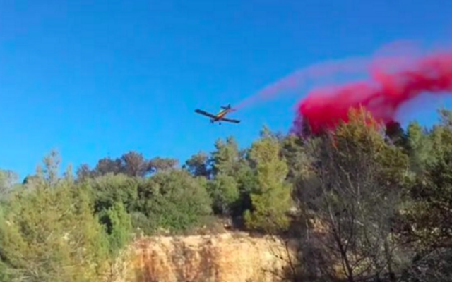 Un incendie dévastateur continue de ravager Halamish, le 26 novembre 2016 (Crédit : autorisation) Un incendie dévastateur continue de ravager Halamish, le 26 novembre 2016 (Crédit : autorisation)