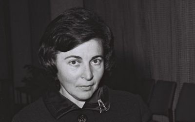 Miriam Eshkol, l'épouse de l'ancien Premier ministre Levi Eskhol, en 1964. (Crédit : Pridan Moshe/GPO)