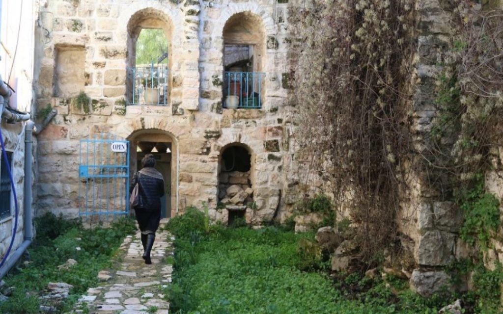 La maison de Ruth Havilio, une artiste d'Ein Kerem spécialiste des carreaux de céramique décoratifs. (Crédit : Shmuel Bar-Am)