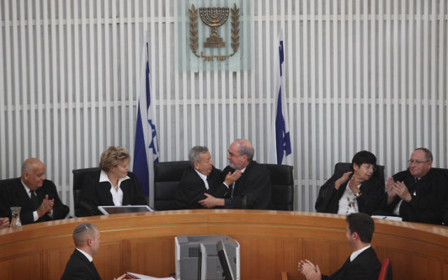 De gauche à droite : Salim Joubran, Edna Arbel, Eliezer Rivlin, Asher Grunis, Miriam Naor, Elyakim Rubinstein, juges de la Cour suprême, le 24 mai 2012. (Crédit : Noam Moskowitz/Flash90) De gauche à droite : Salim Joubran, Edna Arbel, Eliezer Rivlin, Asher Grunis, Miriam Naor, Elyakim Rubinstein, juges de la Cour suprême, le 24 mai 2012. (Crédit : Noam Moskowitz/Flash90)