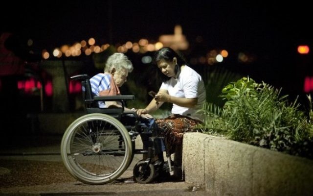 Une aide domestique philippine et une Israélienne âgée à Tel Aviv. Illustration. (Crédit : Moshe Shai/Flash90) Une aide domestique philippine et une Israélienne âgée à Tel Aviv. Illustration. (Crédit : Moshe Shai/Flash90)