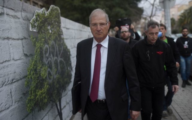 David Shimron, l'avocat personnel du Premier ministre Benjamin Netanyahu, à Tel Aviv, le 17 février 2015. (Crédit : Ben Kelmer/Flash90) David Shimron, l'avocat personnel du Premier ministre Benjamin Netanyahu, à Tel Aviv, le 17 février 2015. (Crédit : Ben Kelmer/Flash90)