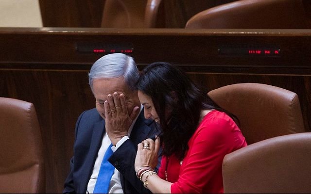 Le Premier ministre Benjamin Netanyahu et la ministre de la Culture et des Sports Miri Regev à la Knesset, le 17 juin 2015. (Crédit : Miriam Alster/Flash90) Le Premier ministre Benjamin Netanyahu et la ministre de la Culture et des Sports Miri Regev à la Knesset, le 17 juin 2015. (Crédit : Miriam Alster/Flash90)