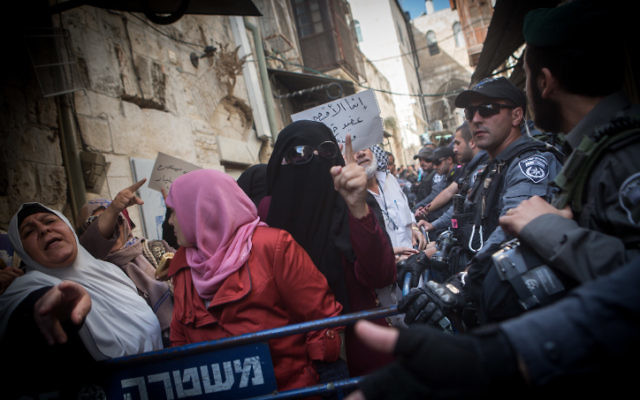 Des musulmanes palestiniennes de l'organisation Murabitun crient des slogans, le Coran à la main, pendant une manifestation contre les policiers israéliens qui les empêchent d'entrer au complexe du mont du Temple de la Vieille Ville de Jérusalem, le 17 septembre 2015. (Crédit : Miriam Alster/Flash90) Des musulmanes palestiniennes de l'organisation Murabitun crient des slogans, le Coran à la main, pendant une manifestation contre les policiers israéliens qui les empêchent d'entrer au complexe du mont du Temple de la Vieille Ville de Jérusalem, le 17 septembre 2015. (Crédit : Miriam Alster/Flash90)