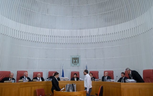 Les juges de la Cour suprême israélienne, le 17 avril 2016. (Crédit : Yonatan Sindel/Flash90) Les juges de la Cour suprême israélienne, le 17 avril 2016. (Crédit : Yonatan Sindel/Flash90)