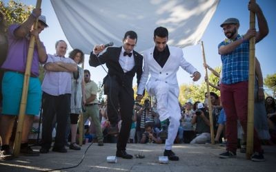 Cérémonie de mariage d'un couple homosexuel sous une houpa pendant la Gay Pride de Jérusalem, le 21 juillet 2016. (Crédit : Hadas Parush/Flash90)