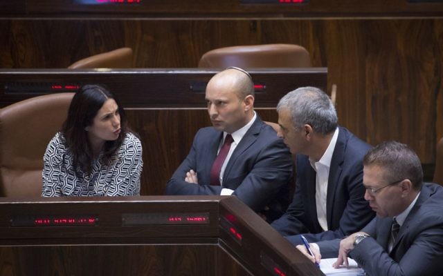 De gauche à droite, la ministre de la Culture et des Sports Miri Regev, le ministre de l'Education Naftali Bennett, le ministre des Finances Moshe Kahlon et le ministre de la Sécurité intérieure Gilad Erdan à la Knesset, le 13 novembre 2016. (Crédit : Miriam Alster/Flash90) De gauche à droite, la ministre de la Culture et des Sports Miri Regev, le ministre de l'Education Naftali Bennett, le ministre des Finances Moshe Kahlon et le ministre de la Sécurité intérieure Gilad Erdan à la Knesset, le 13 novembre 2016. (Crédit : Miriam Alster/Flash90)