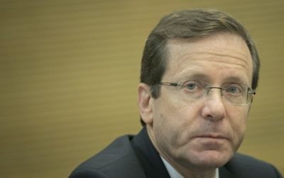 Isaac Herzog, chef de l'Union sioniste et de l'opposition, pendant une réunion sur le renforcement de la périphérie à la Knesset, le 13 novembre 2016. (Crédit : Yonatan Sindel/Flash90)