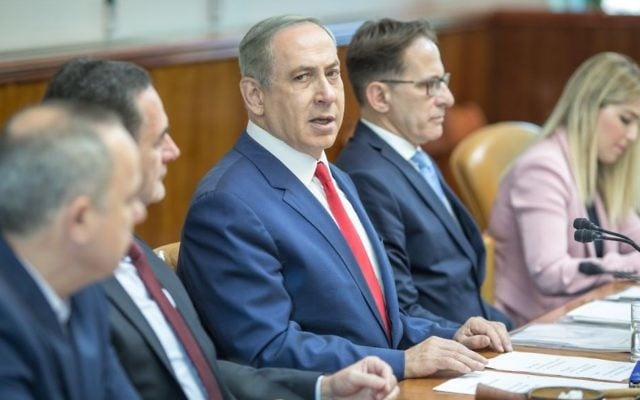 Le Premier ministre Benjamin Netanyahu préside la réunion hebdomadaire du cabinet, dans ses bureaux, à Jérusalem, le 20 novembre 2016. (Crédit : Emil Salman/Pool) Le Premier ministre Benjamin Netanyahu préside la réunion hebdomadaire du cabinet, dans ses bureaux, à Jérusalem, le 20 novembre 2016. (Crédit : Emil Salman/Pool)