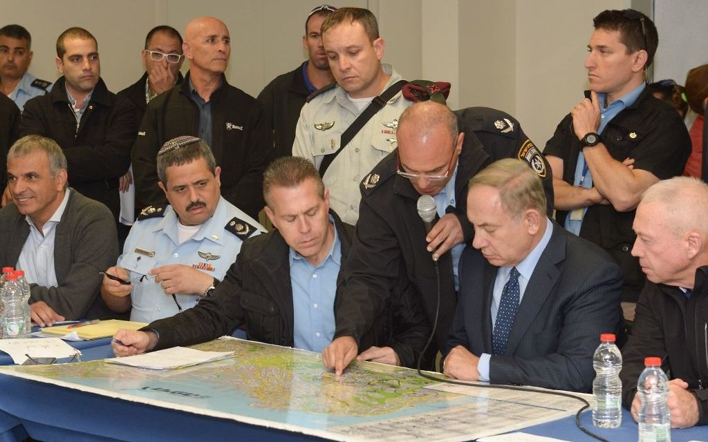 Le Premier ministre Benjamin Netanyahu aux côtés de Gilad Erdan, ministre de la Sécurité intérieure, briefés par les autorités sur la vague d'incendies qui menace le pays, le 24 novembre 2016. (Crédit : Amos Ben Gershom/GPO)