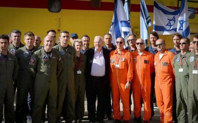 Le président Reuven Rivlin avec les pilotes de lutte contre le feu à Nataf, près de Jérusalem, qui a été touché par un important incendie quelques jours auparavant. Le 27 novembre 2016. (Crédit : Mark Neyman/GPO via Flash 90) Le président Reuven Rivlin avec les pilotes de lutte contre le feu à Nataf, près de Jérusalem, qui a été touché par un important incendie quelques jours auparavant. Le 27 novembre 2016. (Crédit : Mark Neyman/GPO via Flash 90)