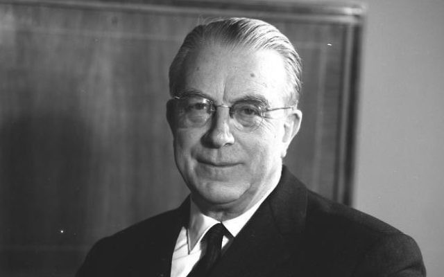 Hans Globke, sous-secrétaire d'Etat et directeur de cabinet de la Chancellerie d'Allemagne de l'Ouest entre 1953 et 1963. (Crédit : CC BY-SA/WikiCommons) Hans Globke, sous-secrétaire d'Etat et directeur de cabinet de la Chancellerie d'Allemagne de l'Ouest entre 1953 et 1963. (Crédit : CC BY-SA/WikiCommons)