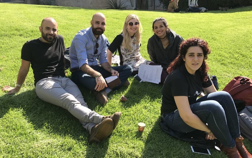 De gauche à droite: Maor Seri, Ahmed Fahoum et des amis suspendus sur le campus de l'Université hébraïque de Jérusalem, le 6 novembre 2016. (Crédit : Andrew Tobin/JTA)