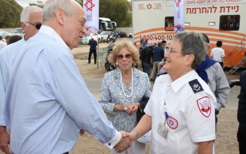 Le professeur Eilat Shinar, à droite, serre la main d'un donateur lors d'une cérémonie pour la pose de la première pierre de la nouvelle banque de sang du service d'urgence Magen David Adom à Ramle le 16 novembre 2016 (Crédit : Magen David Adom) Le professeur Eilat Shinar, à droite, serre la main d'un donateur lors d'une cérémonie pour la pose de la première pierre de la nouvelle banque de sang du service d'urgence Magen David Adom à Ramle le 16 novembre 2016 (Crédit : Magen David Adom)