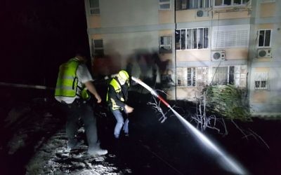 Des agents de ZAKA aident les pompiers à Haifa, le 25 novembre 2016 (Crédit : Roi Levi)
