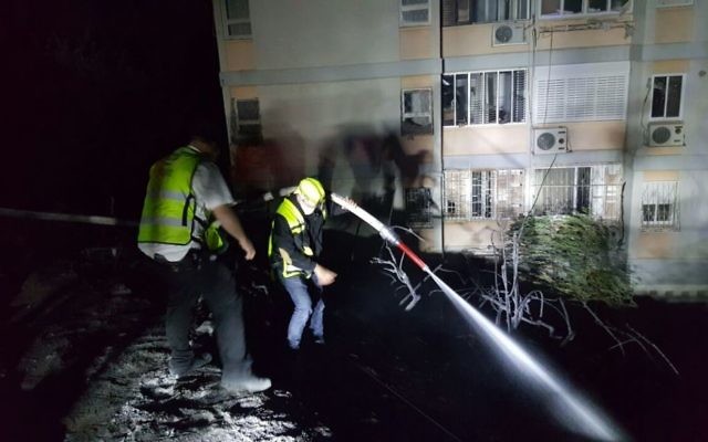 Des agents de ZAKA aident les pompiers à Haifa, le 25 novembre 2016 (Crédit : Roi Levi)