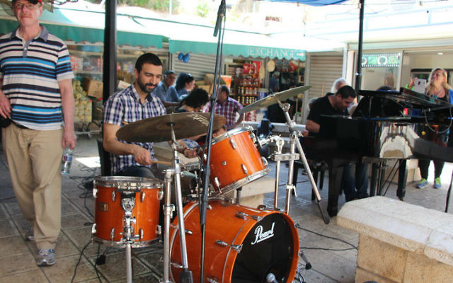 Des musiciens s'installent dans le marché de Wadi Nisnas, à Haïfa, tous les vendredis de décembre. (Crédit : autorisation de Yifat Bar Lev)