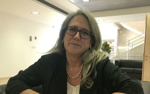 La chercheuse Emily Landau à l'Institute for National Security Studies à Tel Aviv, le 9 novembre 2016. (Crédit : Andrew Tobin / JTA)