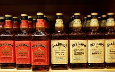 Illustration de bouteilles Jack Daniel (Crédit : Wikimedia Commons)