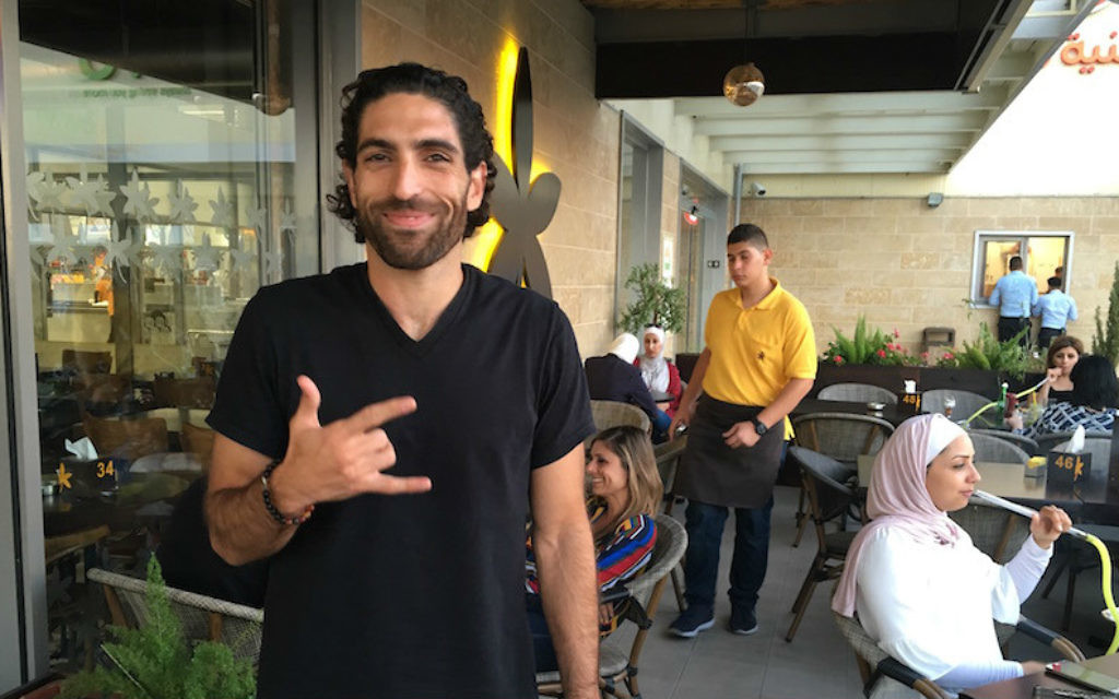 Propriétaire John Saadeh à l'extérieur du Jasmine Cafe dans la ville de Naplouse en Cisjordanie, 18 septembre 2016 (Crédit : Andrew Tobin)