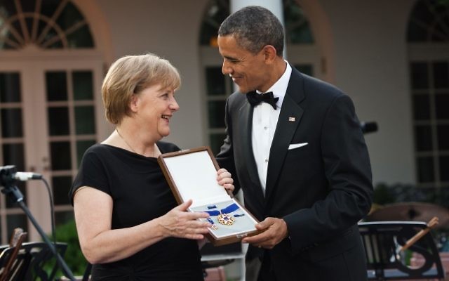 Barack Obama présente la Médaille de la Liberté à Angela Merkel (Crédit : domaine public)