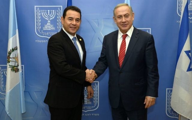 Le Premier ministre Benjamin Netanyahu (à droite) et le président du Guatemala, Jimmy Morales, dans les bureaux du Premier ministre à Jérusalem, le 29 novembre 2011. (Crédit : Haim Zack/GPO) Le Premier ministre Benjamin Netanyahu (à droite) et le président du Guatemala, Jimmy Morales, dans les bureaux du Premier ministre à Jérusalem, le 29 novembre 2011. (Crédit : Haim Zack/GPO)