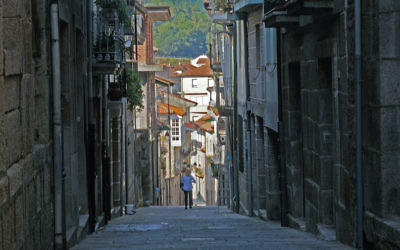 Une touriste dans le quartier juif historique de Ribadavia, en Espagne, le 26 septembre 2016. (Crédit : Cnaan Liphshiz/JTA)