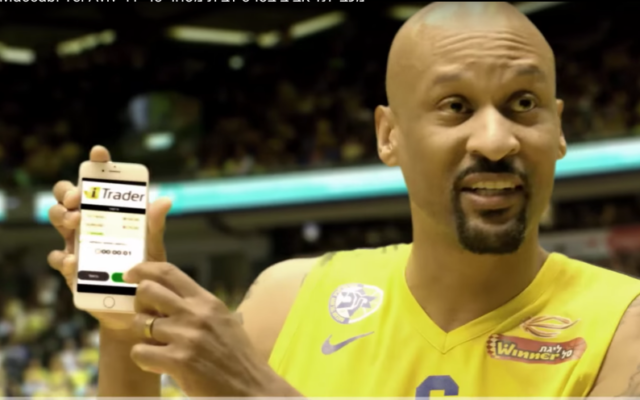 Une publicité récente où les joueurs du Maccabi Tel Aviv font la promotion d'iTrader. (Crédit : capture d'écran YouTube) Une publicité récente où les joueurs du Maccabi Tel Aviv font la promotion d'iTrader. (Crédit : capture d'écran YouTube)