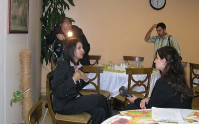Shaista Gohir (à gauche), présidente du réseau des femmes musulmanes au Royaume-Uni, en novembre 2008. (Crédit : Foreign and Commonwealth Office/CC BY 2.0/Flickr)