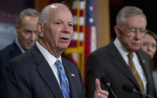 Le sénateur Ben Cardin aux côtés d'autres sénateurs démocrates lors d'une conférence de presse donnée au Capitole, à Washington, le 19 novembre 2015. (Crédit : Andrew Harrer/Bloomberg/JTA)