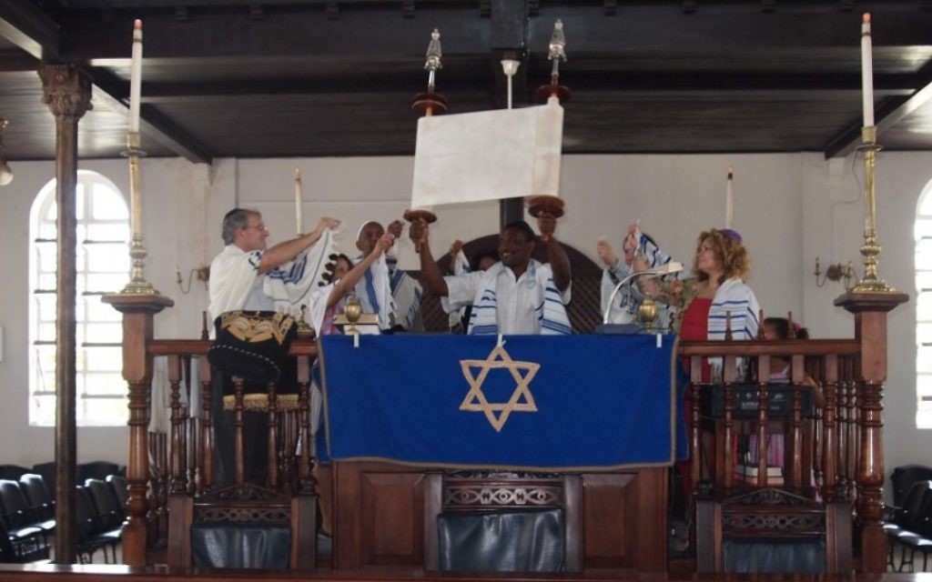 Des Jamaïcains convertis dans la synagogue Shaare Shalom de Kingston ( Crédit: Courtesy) Des Jamaïcains convertis dans la synagogue Shaare Shalom de Kingston ( Crédit: Courtesy)