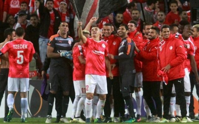 Les joueurs de l'équipe de l'Hapoel Beesheba fêtent leur victoire lors d'un match du groupe K en Ligue européenne de l'UEFA contre l'Inter Milan italien au Stade Turner Stadium de Beersheba, une ville au sud d'Israël, le 24 novembre 2016 (Crédit :(AFP/Gil Cohen-Magen) Les joueurs de l'équipe de l'Hapoel Beesheba fêtent leur victoire lors d'un match du groupe K en Ligue européenne de l'UEFA contre l'Inter Milan italien au Stade Turner Stadium de Beersheba, une ville au sud d'Israël, le 24 novembre 2016 (Crédit :(AFP/Gil Cohen-Magen)