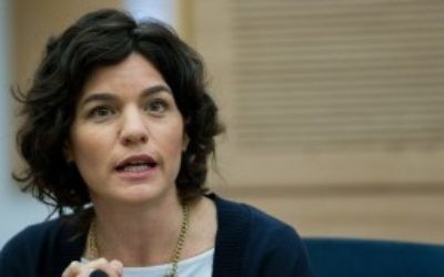 Tamar Zandberg, Parlementaire issue du parti Mertez lors d'une séance de la Knesset le 24 février 2016. (Crédit : Yonatan Sindel/Flash90)