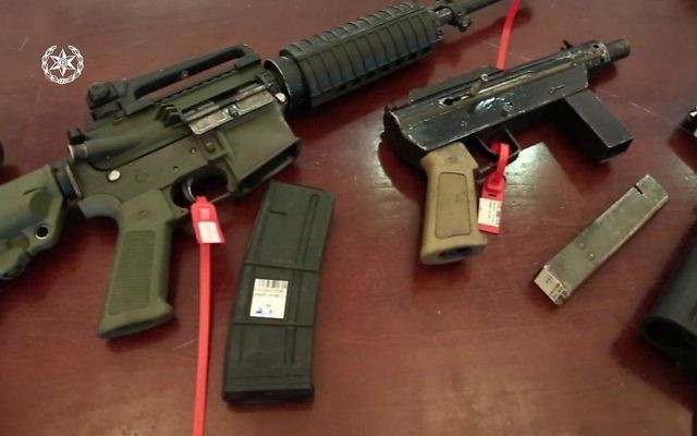 Armes saisies par la police lors d'une opération menée à l'aube, le 22 novembre 2016. (Crédit : police israélienne) Armes saisies par la police lors d'une opération menée à l'aube, le 22 novembre 2016. (Crédit : police israélienne)