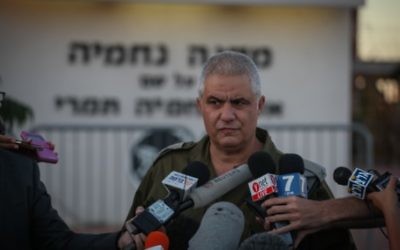 Moti Almoz, porte-parole de l'armée israélienne, pendant une conférence de presse, le 15 juin 2014. (Crédit : Flash90)