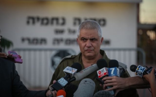 Moti Almoz, porte-parole de l'armée israélienne, pendant une conférence de presse, le 15 juin 2014. (Crédit : Flash90)