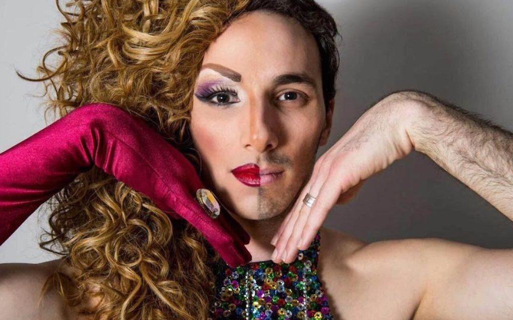Lior Yisraelov affichant les deux facettes de son personnage. (Crédit : JTA/Katya Borodin)