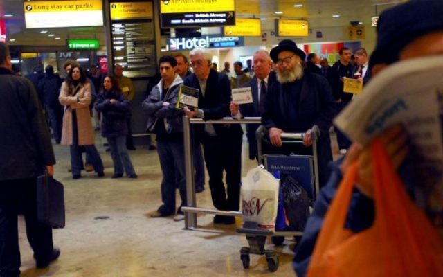 Le hall d'arrivée à l'aéroport d'Heathrow de Londres en févier 2007. (Crédit : Gili Yaari/Flash90.) Le hall d'arrivée à l'aéroport d'Heathrow de Londres en févier 2007. (Crédit : Gili Yaari/Flash90.)