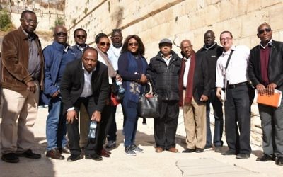 Un groupe de 11 diplomates venus de sept pays africains ont visité l'Arche de Robinson, avec Zeev Orenstein (2e à droite) du parc archéologique de la Cité de David, qui a mené la visite dans la Vieille Ville de Jérusalem le 28 novembre 2016. (Crédit : Michel Rozili/Cité de David)