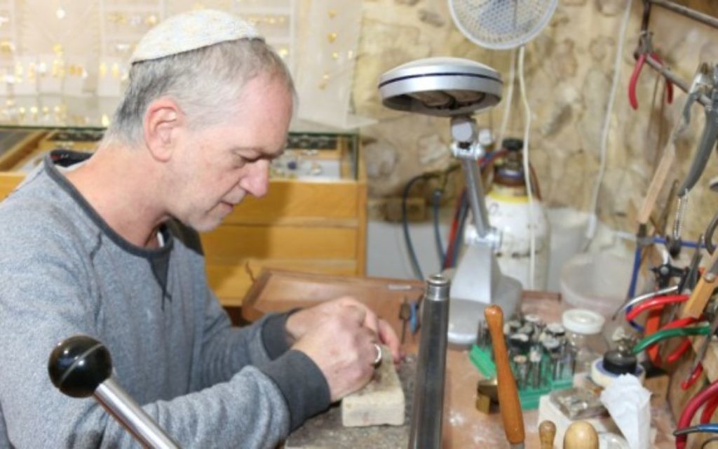 L'artiste d'Ein Kerem Tzadok Yehuda crée ses joialleries uniques, en or et en argent à Ein Kerem. (Crédit : Shmuel Bar-Am)