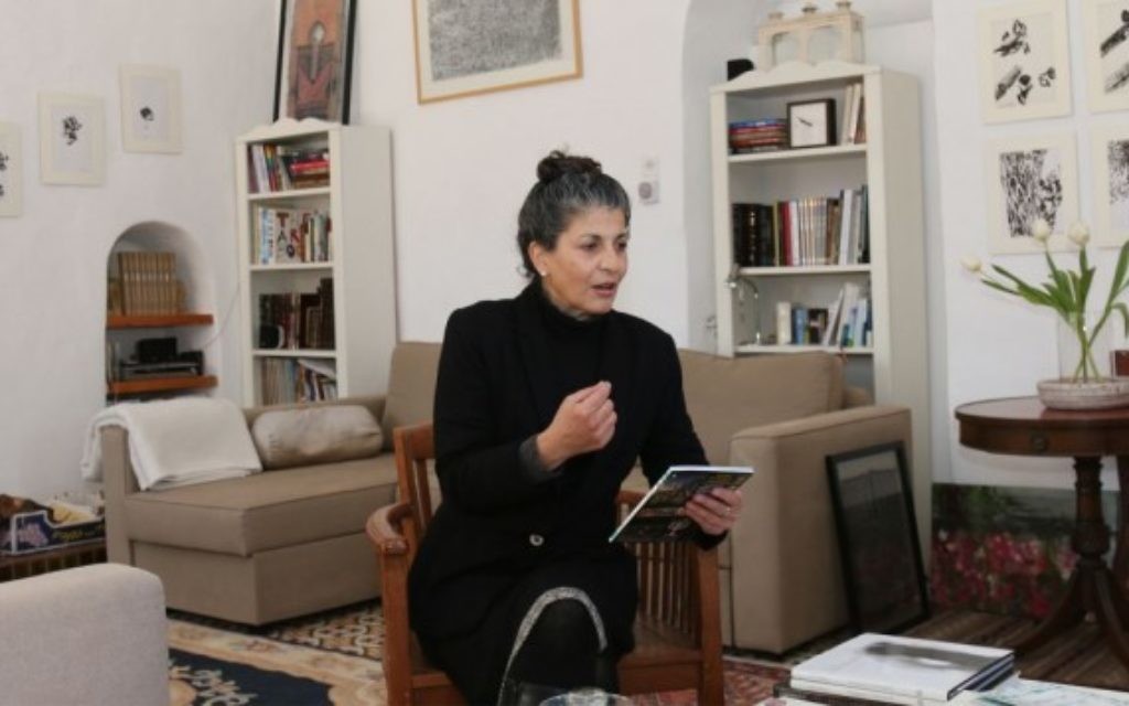 Ruth Tzfati dans son domicile d'Ein Kerem. (Crédit : Shmuel Bar-Am)
