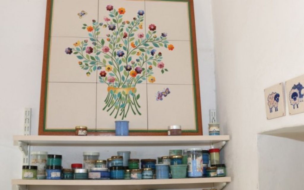 Ruth Havilio vend ses carreaux à Ein Kerem. Elle a étudié la peinture et le travail de la porcelaine en Israël et à l'étranger.  (Crédit : Shmuel Bar-Am)