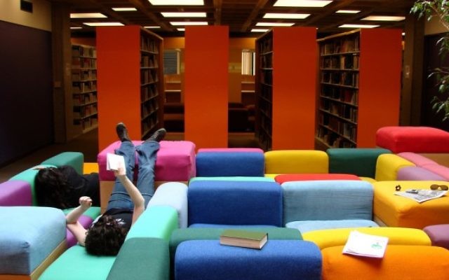 Une bibliothèque de l' Oberlin College en 2007. (Crédit : CC BY Istolethetv, Flickr)