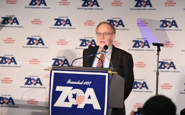 Alan Dershowitz prenant la parole lors du dîner de l'Union Sioniste de l'Amérique à New York City, le 20 novembre 2016. (Crédit : ZOA/Facebook) Alan Dershowitz prenant la parole lors du dîner de l'Union Sioniste de l'Amérique à New York City, le 20 novembre 2016. (Crédit : ZOA/Facebook)