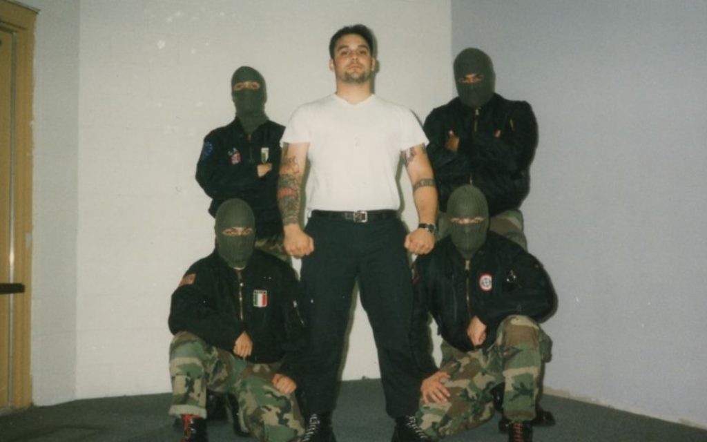 Christian Picciolini et son groupe Final Solutio, le visage masqué, au début des années  1990. (Crédit)