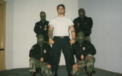 Christian Picciolini et son groupe Final Solutio, le visage masqué, au début des années  1990. (Crédit)