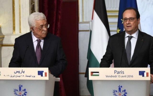 Le président de l'Autorité palestinienne Mahmoud Abbas, à gauche, et le président français François Hollande, au cours d'une conférence de presse après leur rencontre au Palais de l'Elysée à Paris, le 15 avril 2016. (Crédit :  Dominique Faget/AFP)