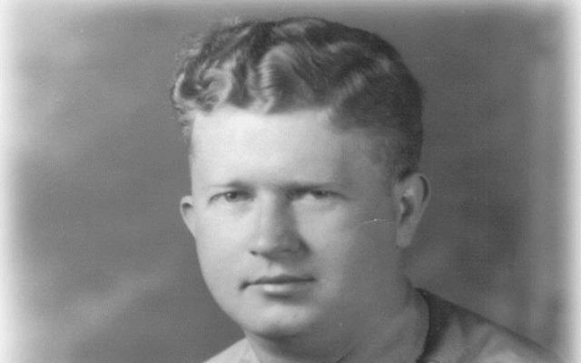 Roddie Edmonds, sergent de l'armée américaine pendant la Seconde Guerre mondiale , à une date inconnue. (Crédit : Mémorial de l'Holocauste Yad Vashem) Roddie Edmonds, sergent de l'armée américaine pendant la Seconde Guerre mondiale , à une date inconnue. (Crédit : Mémorial de l'Holocauste Yad Vashem)