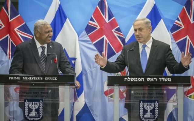 Le Premier ministre Benjamin Netanyahu aux côtés du Premier ministre fidjien  Josaia Voreqe Bainimarama à Jérusalem, le 7 novembre  2016. (Crédit : Ohad Zwigenberg)