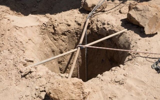 L'entrée d'un tunnel du Hamas circulant sous la frontière entre la bande de Gaza et Israël, le 5 mai 2016. (Crédit : unité des porte-paroles de l'armée israélienne)